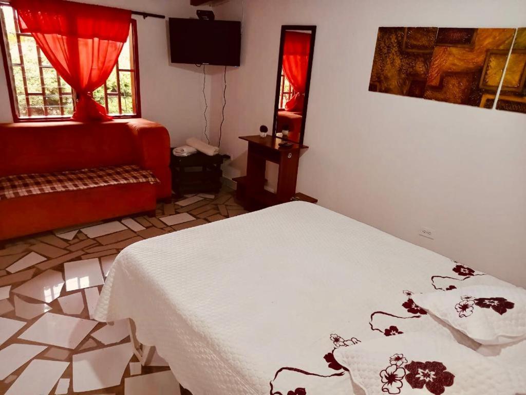 Casa Roja Parche Campestre - Hospedaje Guatapé Bed and Breakfast Esterno foto