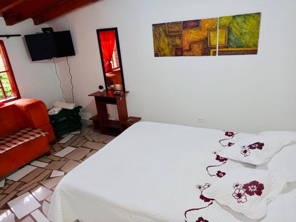Casa Roja Parche Campestre - Hospedaje Guatapé Bed and Breakfast Esterno foto