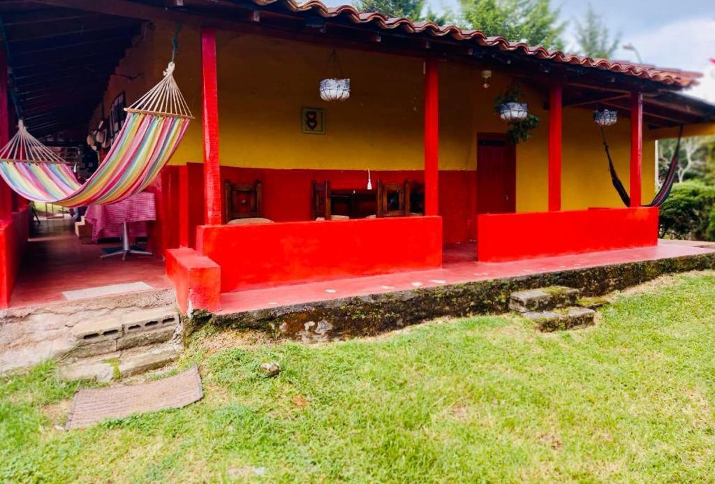 Casa Roja Parche Campestre - Hospedaje Guatapé Bed and Breakfast Esterno foto