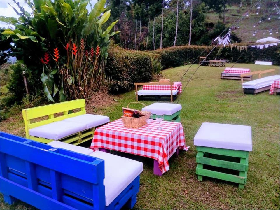 Casa Roja Parche Campestre - Hospedaje Guatapé Bed and Breakfast Esterno foto